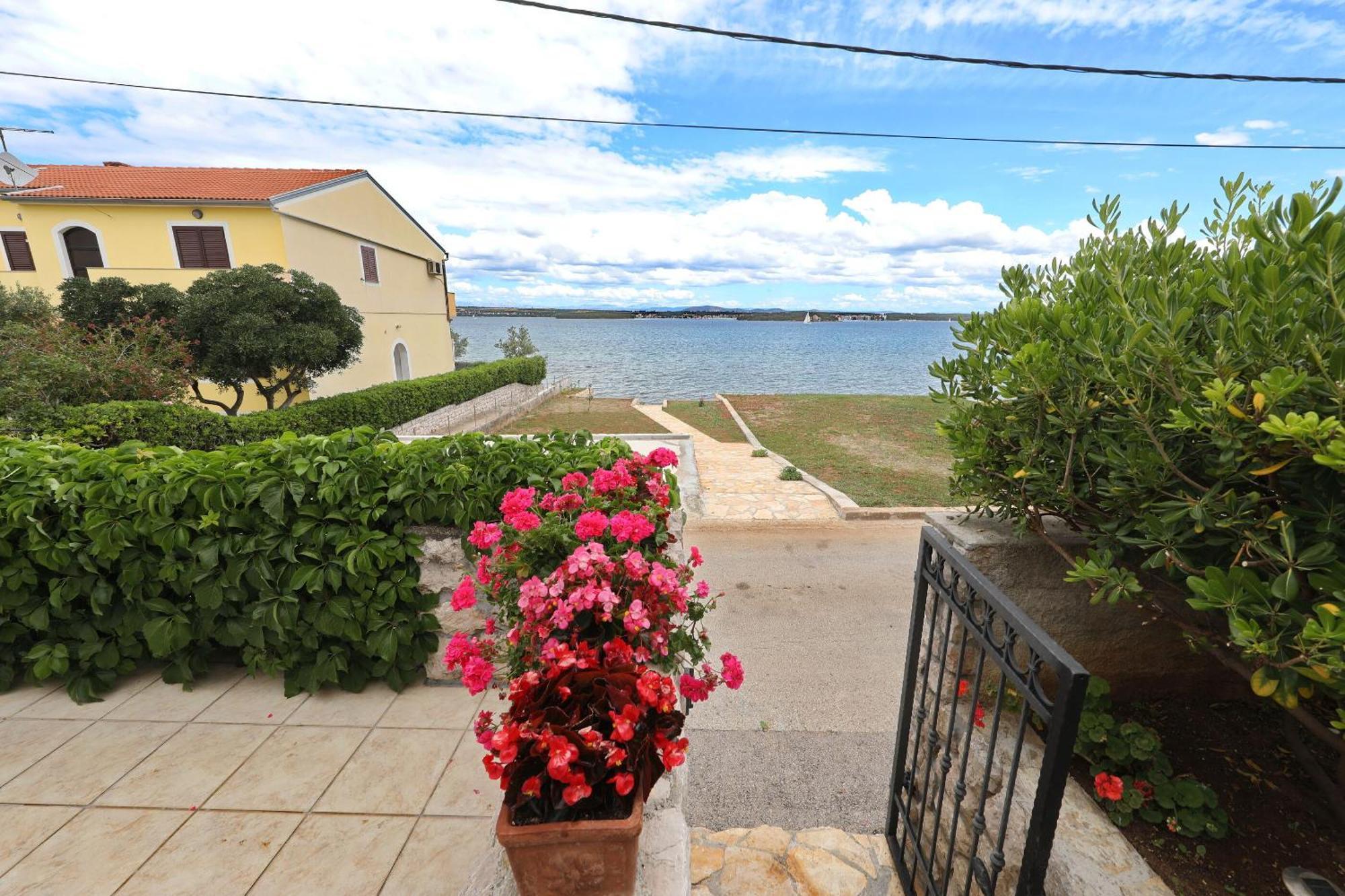 Apartment Blazenka - 20M From The Sea Tkon Exterior foto